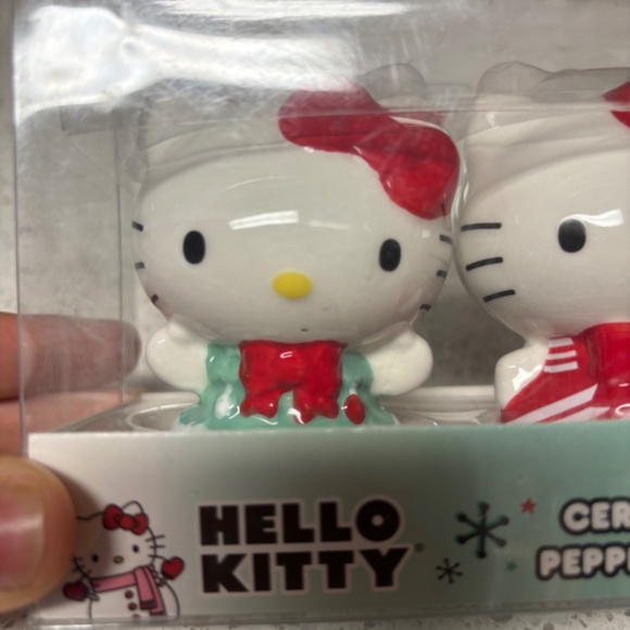 Hello Kitty Salt & Pepper Shaker Set - Picture 4 of 5